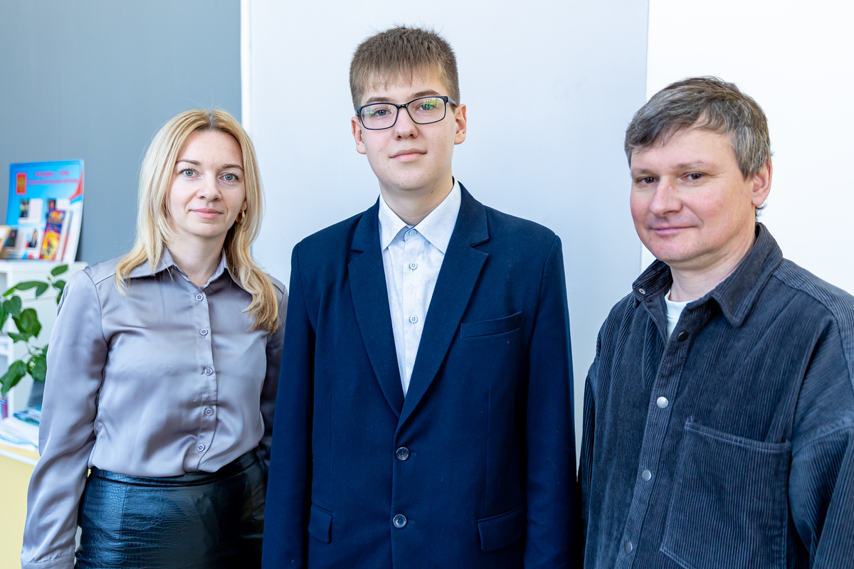 Артем с наставниками Ольгой Филипповой и Сергеем Тимофеевым