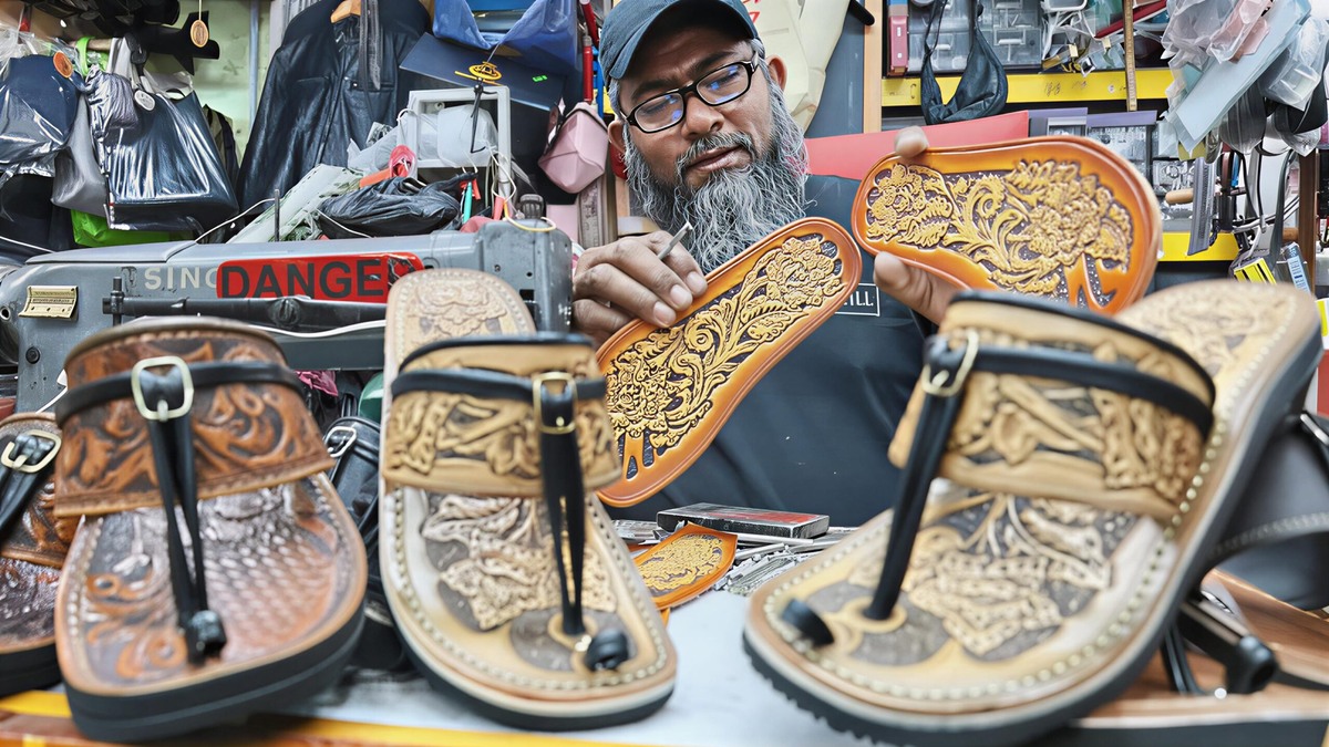 Фото: https://asianews.network/turning-a-traditional-malaysian-footwear-into-timeless-works-of-art/