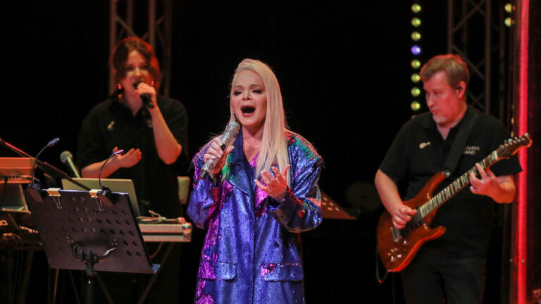 «Лучше на улицу, чем это слушать» - зрители Долиной ушли с концерта, но это было невозможно слушать