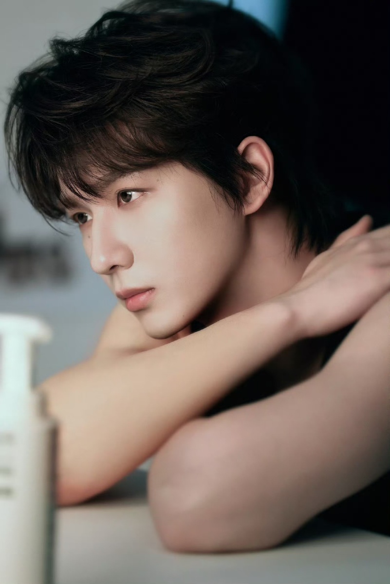 Актёр Ли Хунъи. Листайте галерею...