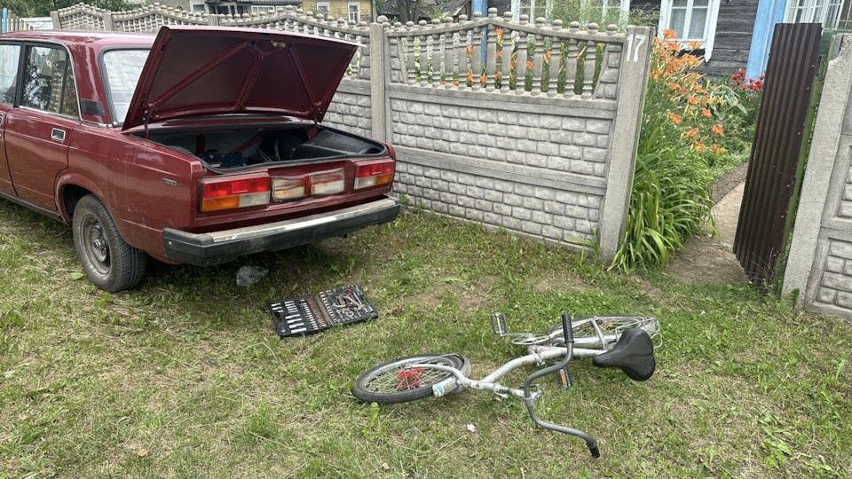 Встал на ремонт во дворе