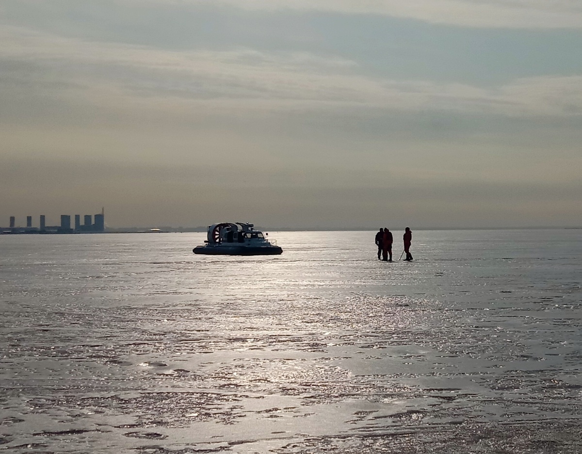 Кстати, запрет выхода на лёд тоже вступил в официальную силу. Нарушителей могут наказать рублем, от 1 до 5 тысяч... Но это мало кого останавливает, если честно...