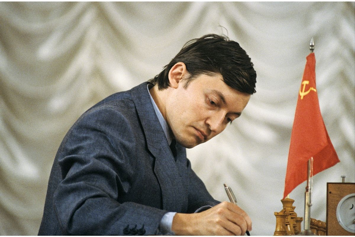    На Олимпиаде во Франции в 1974 году Карпову предложили не возвращаться в СССР. / Дмитрий Донской/РИА Новости