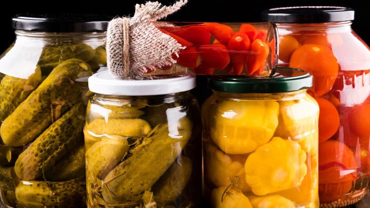    Банки с домашними заготовками были практически в каждой советской семье   freepik.com