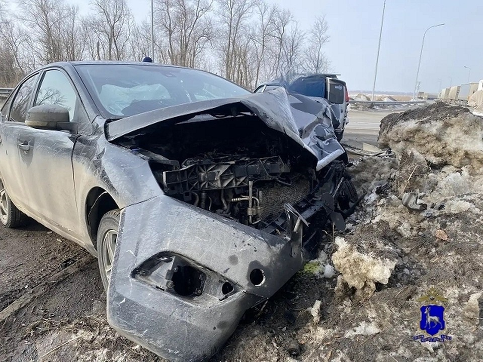    В Волжском районе Самарской области 49-летний водитель Lada Largus, лишенный водительских прав, при развороте столкнулся с автомобилем Ford Focus ГУ МВД России по Самарской области