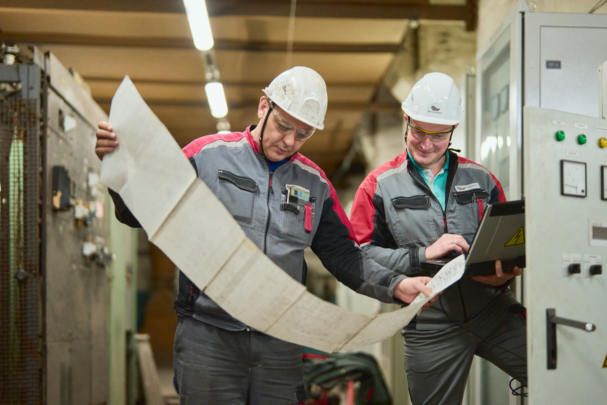 Начальник лаборатории электропривода ЦЭТЛ Николай Самохин (справа) и мастер по ремонту оборудования Александр Лисица