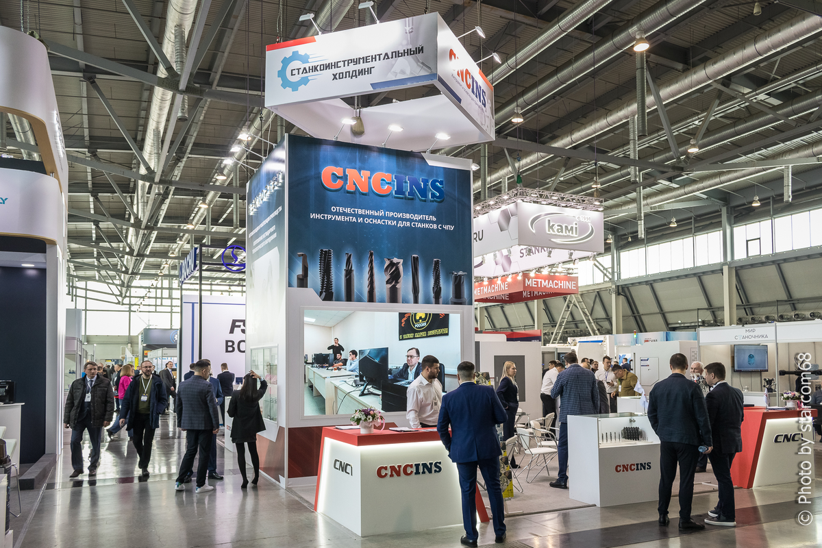 Стенд станкостроительного холдинга CNCINS. Пролистывайте галерею вправо =>