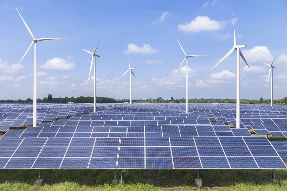    Будущее мировой энергетики - за возобновляемыми источниками. Солнечная и ветровая энергия уже сегодня обгоняют по темпам роста традиционные углеводороды. / iStock