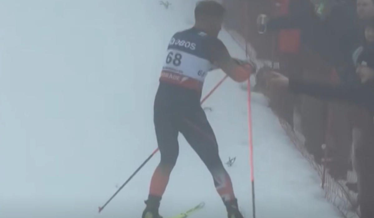     Гледхилл останавливается выпить. Источник: m.5-tv.ru Автор фото: Скриншот видео