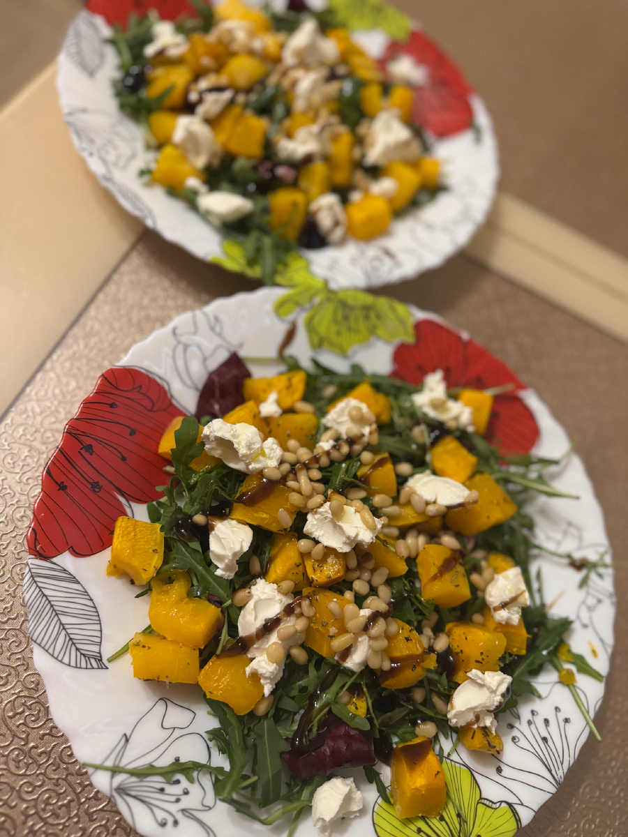 Яркий салатик с печеной тыквой