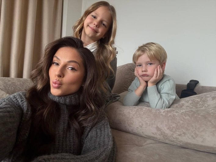 Нюша с детьми: дочерью Серафимой-Симбой и сыном Саффроном