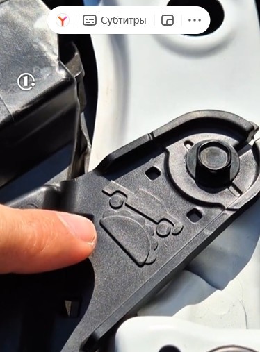  а еще - гравюра едущего по этой горе пикапа... 