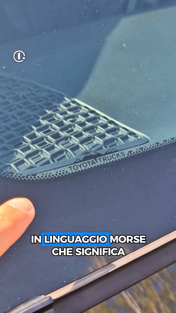 Итак, это надпись среди черных точек на лобовом стекле...