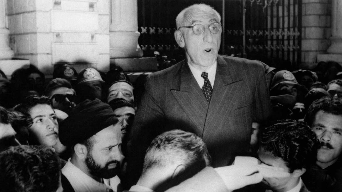 Премьер-министр Ирана Мохаммад Мосаддык выступает перед толпой в октябре 1951 года.