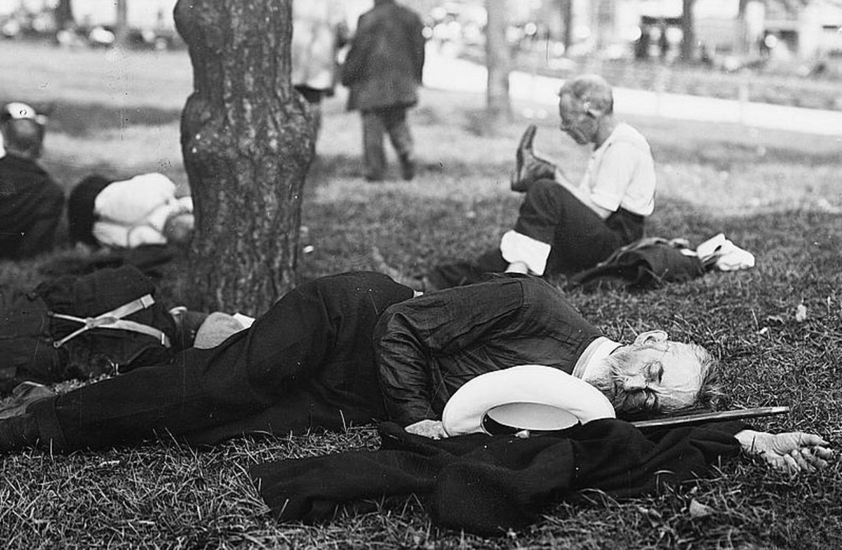 Мужчина отдыхает в тени дерева в Бэттери-парке, 1911 год. (Источник: Bain News Service/Библиотека Конгресса)