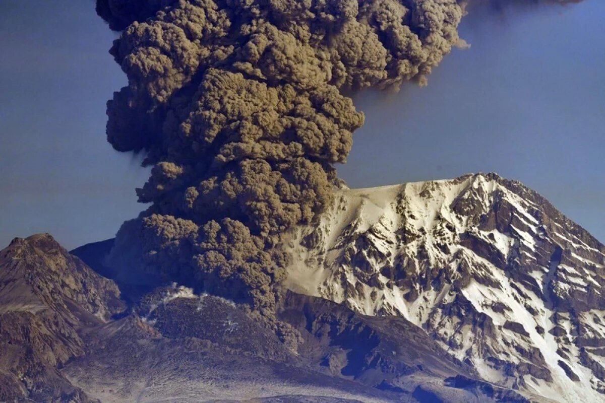    Из-за пепла код опасности для авиации на Камчатке подняли до «красного»