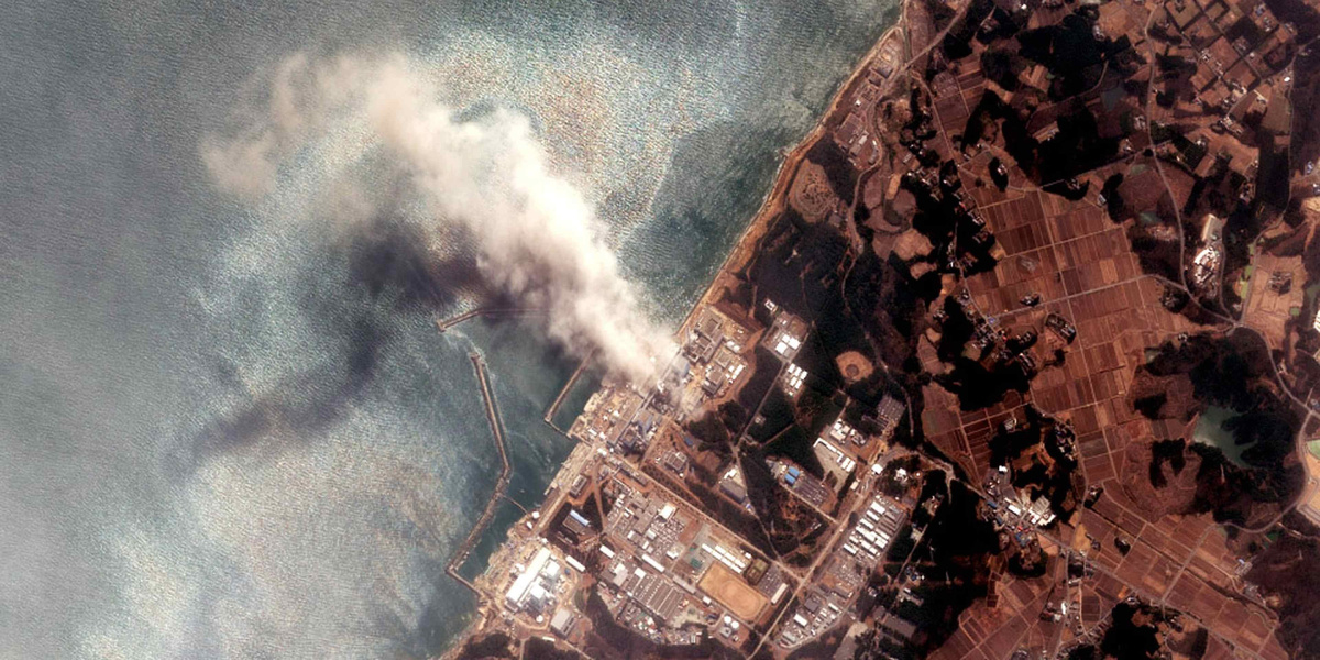 Вид со спутника на АЭС «Фукусима-1» после сильного землетрясения и последовавшего за ним цунами 14 марта 2011 года.