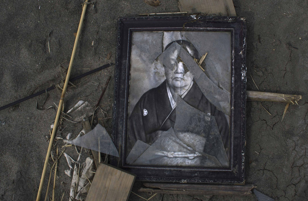 7 апреля 2011 года в грязи примерно в 19 километрах от АЭС «Фукусима» лежит разбитая рамка для фотографий.