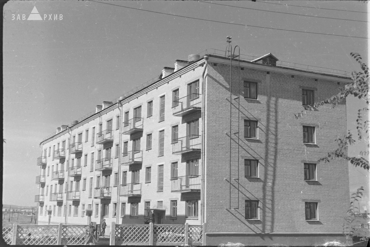 Новый среднеэтажный жилой дом