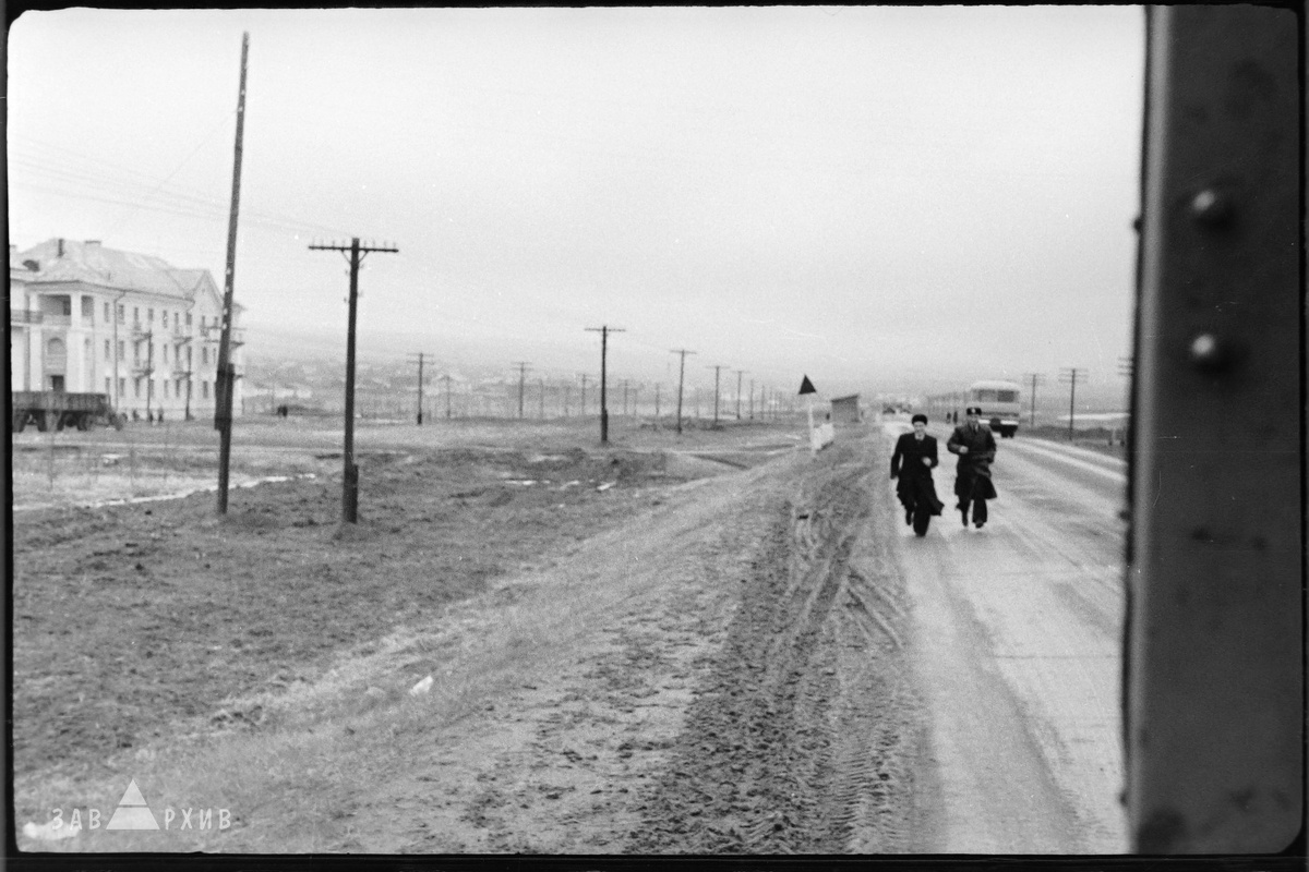 Вторая продольная магистраль и автобусная остановка