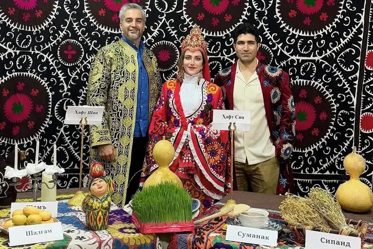    Иранские блогеры и туристы на праздновании Навруза в Душанбе, март 2025 г. Источник: Dushanbe Trevel в Facebook