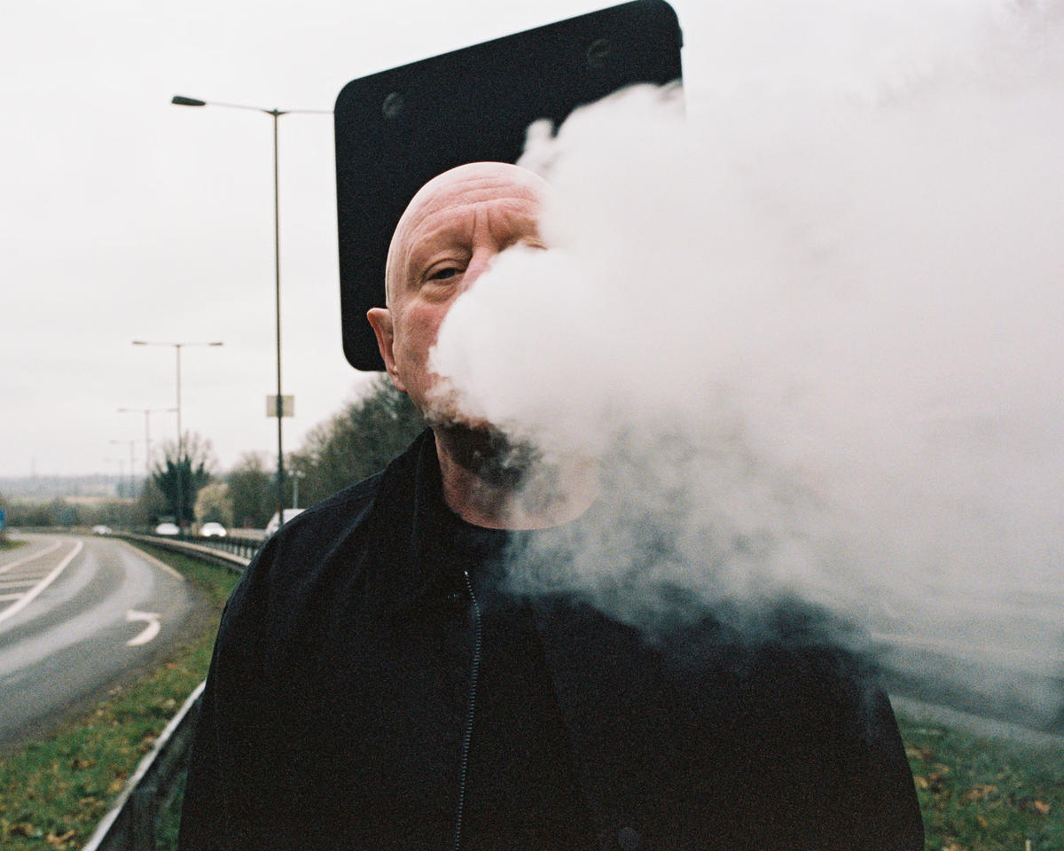 «Когда тебе исполнится лет 50 или 40 и ты встаешь на путь исправления, именно тогда и начнёт давать о себе знать посттравматическое стрессовое расстройство»… Шон Райдер в Большом Манчестере, март 2026 года. Фото: Джейми Салмонс/The Guardian