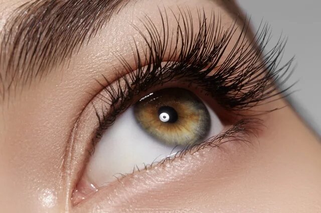    Активатор роста ресниц: как он работает и не вреден ли он?