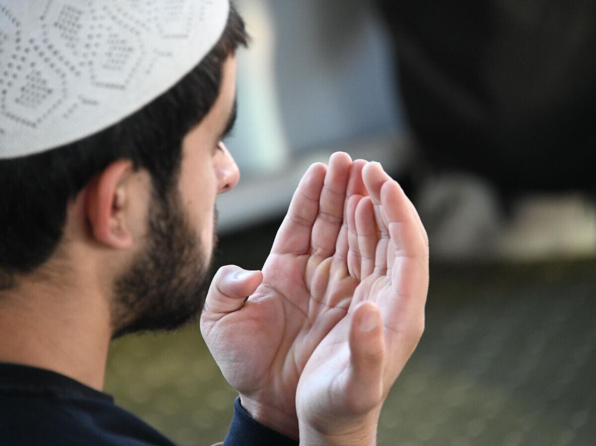    Верующий в Читинской соборной мечети во время прямой трансляции праздничной молитвы в режиме онлайн | © РИА Новости / Евгений Епанчинцев