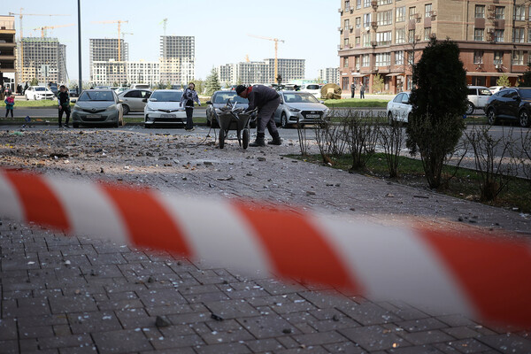 Сотрудник коммунальной службы устраняет последствия атаки беспилотных летательных аппаратов ВСУ на многоэтажный жилой дом в Краснодаре, 18 марта 2026 года / Виталий Тимкив/РИА Новости   📷