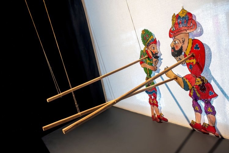 Начиная с XVI века, театр теней распространился по всей империи: представления исполнялись во дворце, особняках, домах и кофейнях по особым случаям, таким как браки, роды, обрезания, ночи Рамадана и Курбан-байрам / Источник: Shutterstock Photo