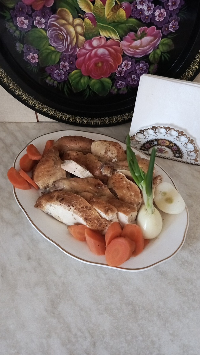 Разделанная курица с овощами на сервировочном блюде. Фото автора.