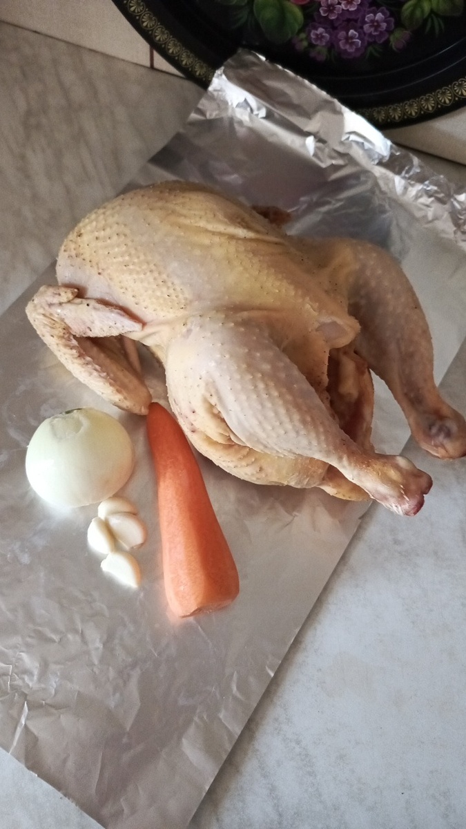 Подготовить необходимые продукты: курица, овощи. Фото автора.