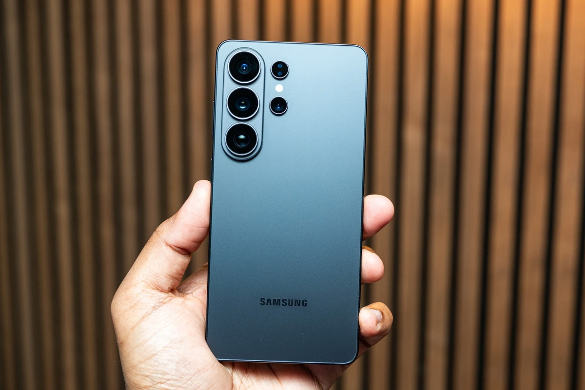    Galaxy остаётся узнаваемым флагманом с характерным бизнес-стилем, но теперь он стал менее строгим. Фото: wired.com