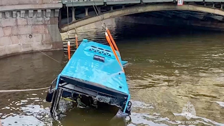    Петербургский суд отменил штраф одному из виновных в падении автобуса в Мойку Автор фото: МЧС России / ТАСС
