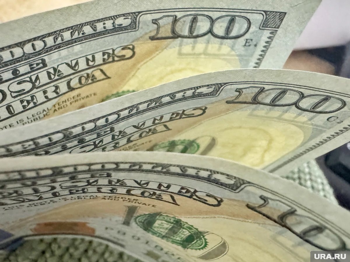    Причиной роста доллара стало снижение цен на нефть