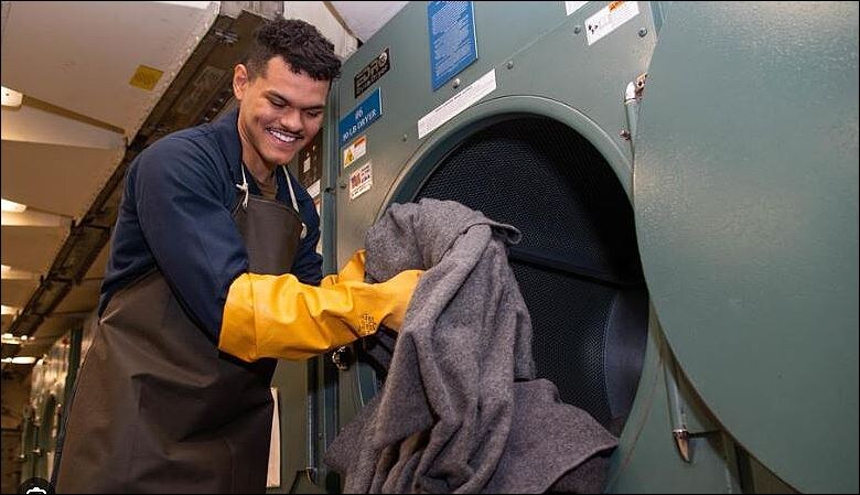 Авианосец "Джеральд Форд" из-за "мелкого" пожара в прачечной убывает на ремонт в Грецию