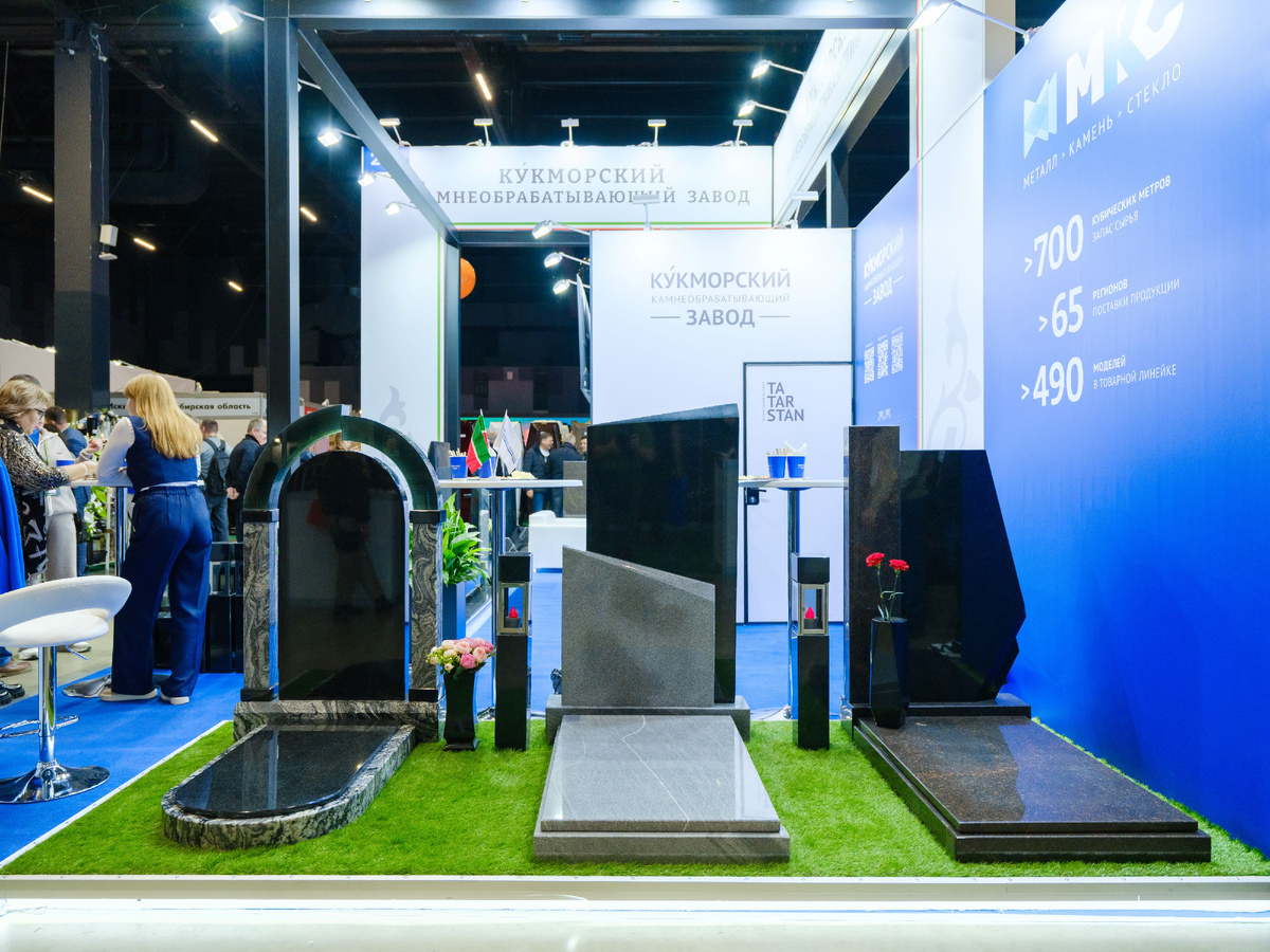 Авторские решения от Кукморского камнеобрабатывабщего завода, в том числе со стеклом.