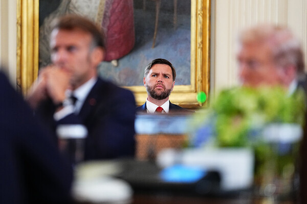 Вице-президент США Джей Ди Вэнс во время переговоров с участием европейских лидеров в Белом доме, США, 18 августа 2025 года / Aaron Schwartz - Pool via CNP/Global Look Press   📷