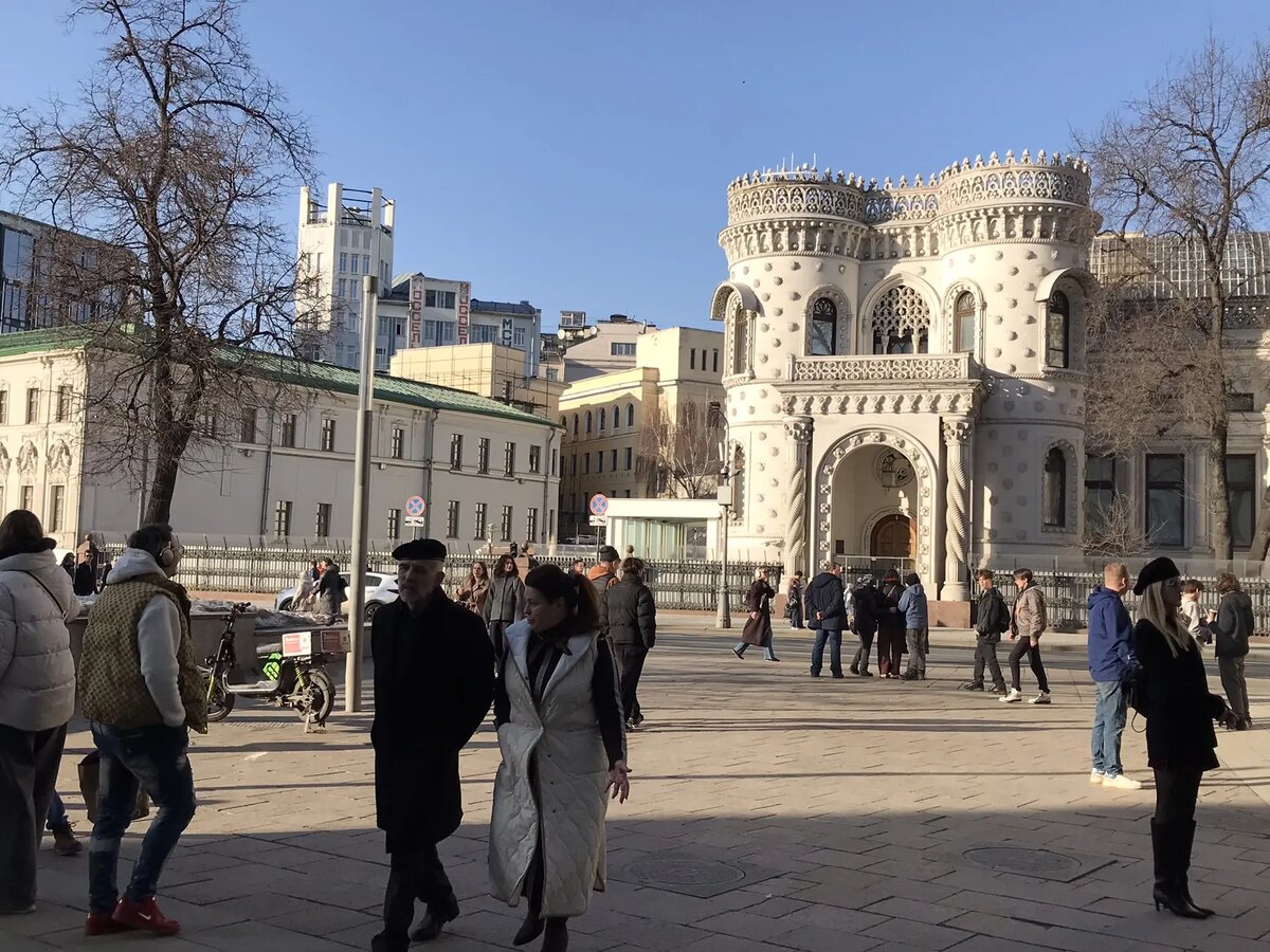 Москва, Арбат. Справа - особняк Морозова. Чуть левее, вдали - здание Моссельпрома - первая высотка Москвы. Все фото - автора 