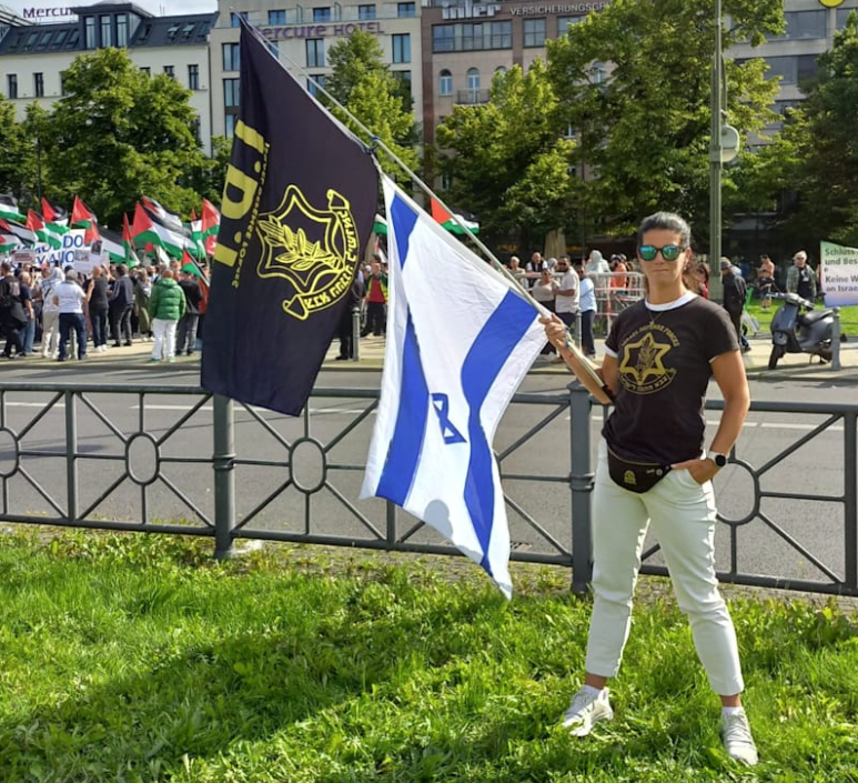 Враг антиизраильской сцены: Хюпенбекер с флагом Израиля и ЦАХАЛа © из личного архива