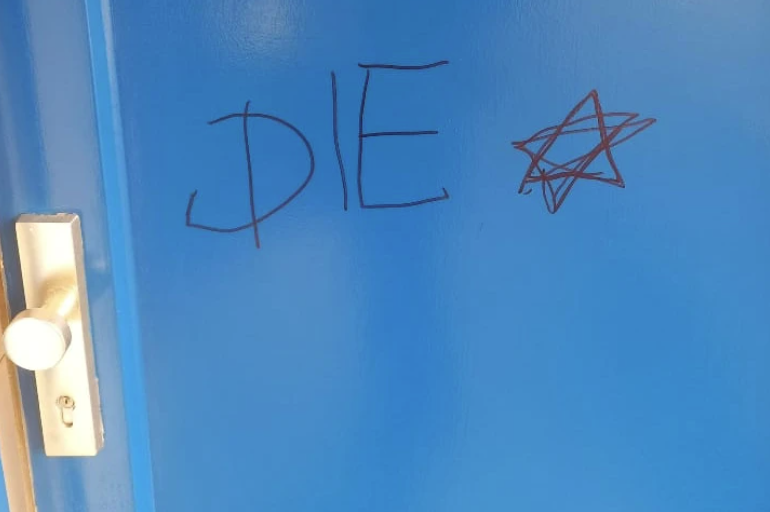 Одно из посланий на входной двери Даниэлы Хюпенбекер © из личного архива