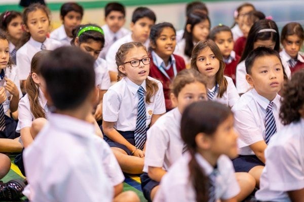 Примерно так выглядит основное количество школ. Куча национальностей