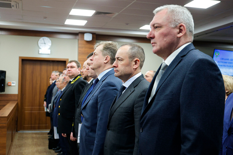    Верховный суд Татарстана сегодня вынес решение по иску прокуратуры РТ к бывшему заместителю министра внутренних дел по Татарстану Владимиру Изааку (на фото справа).   
Фото: «БИЗНЕС Online»