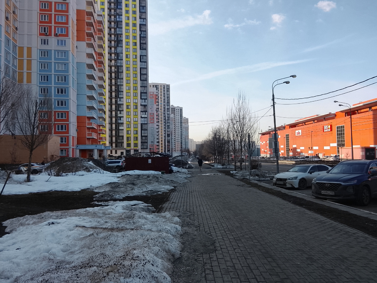 Стартовая точка маршрута - ТЦ Июнь (он справа на фото). 