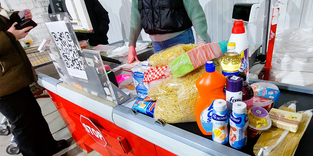 В Светофоре приемлемые цены на ассортимент. Посуда, тент защитный и бак-контейнер. Розы, гортензии и гладиолусы. Выбираем формы для куличей