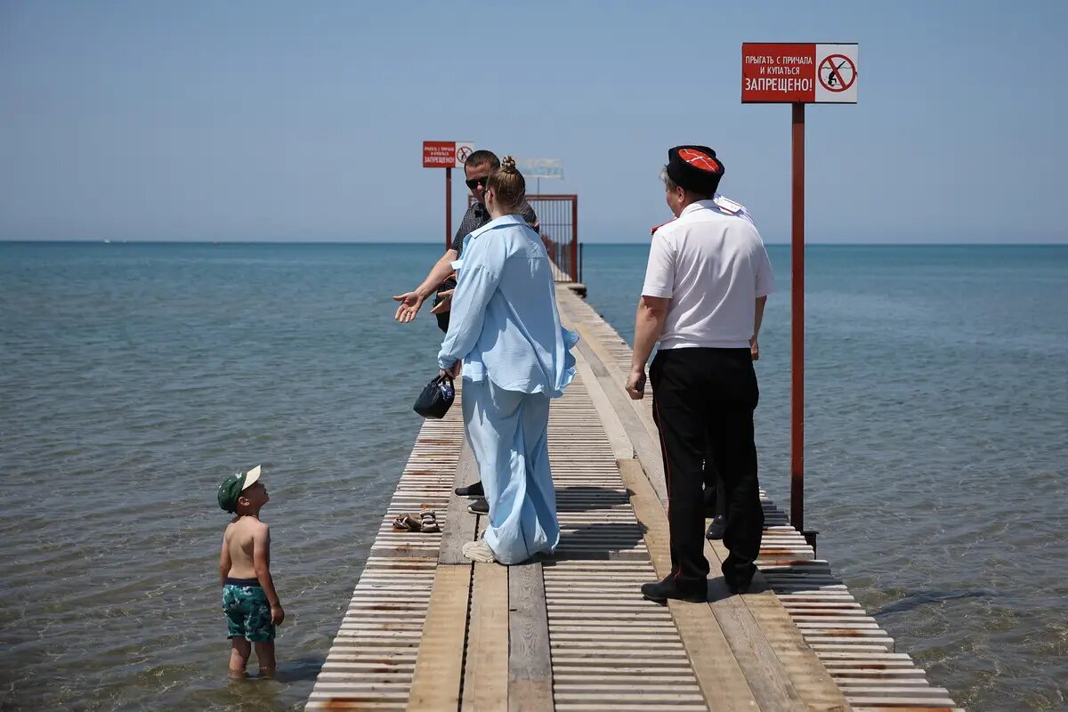     Казаки и представители городской администрации патрулируют запрещенные к посещению пляжные зона в Анапе. © РИА Новости. Виталий Тимкив