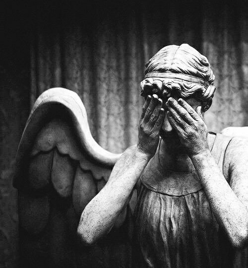 Почему болит именно у тебя? Как род говорит с телом через мигрени, кожу и зубы