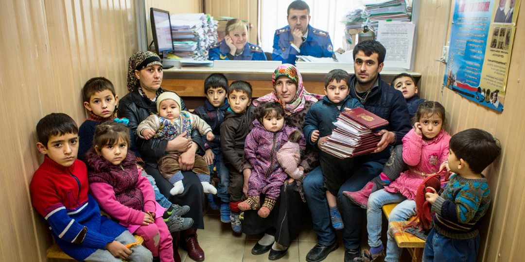 Семья из 11 детей приехала в Санкт-Петербург для постановки на миграционный учет