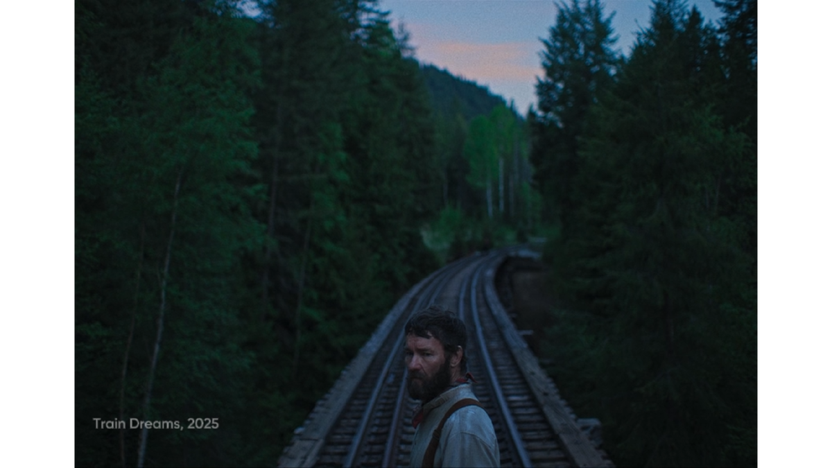 Главный герой Роберт Грейнир на фоне двух неудержимых стихий - природы и прогресса