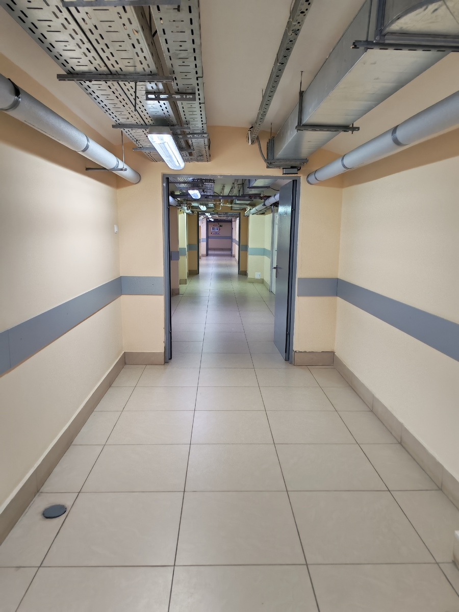 Внутри больницы много коридоров, поворотов, указателей. Без них это настоящий лабиринт. Фото моё